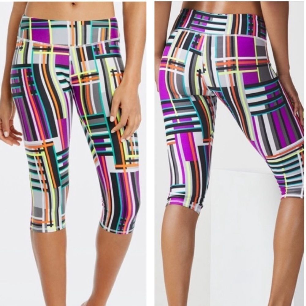 Fabletics Mid-Rise Powerhold® Crop Pant Leggings M